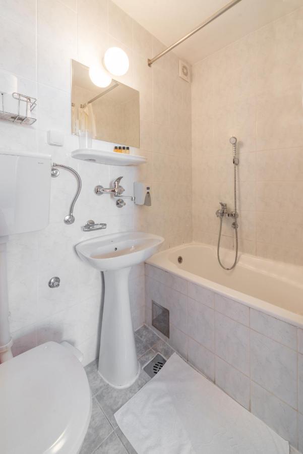 R Club Apartments Old Town Будва Екстер'єр фото